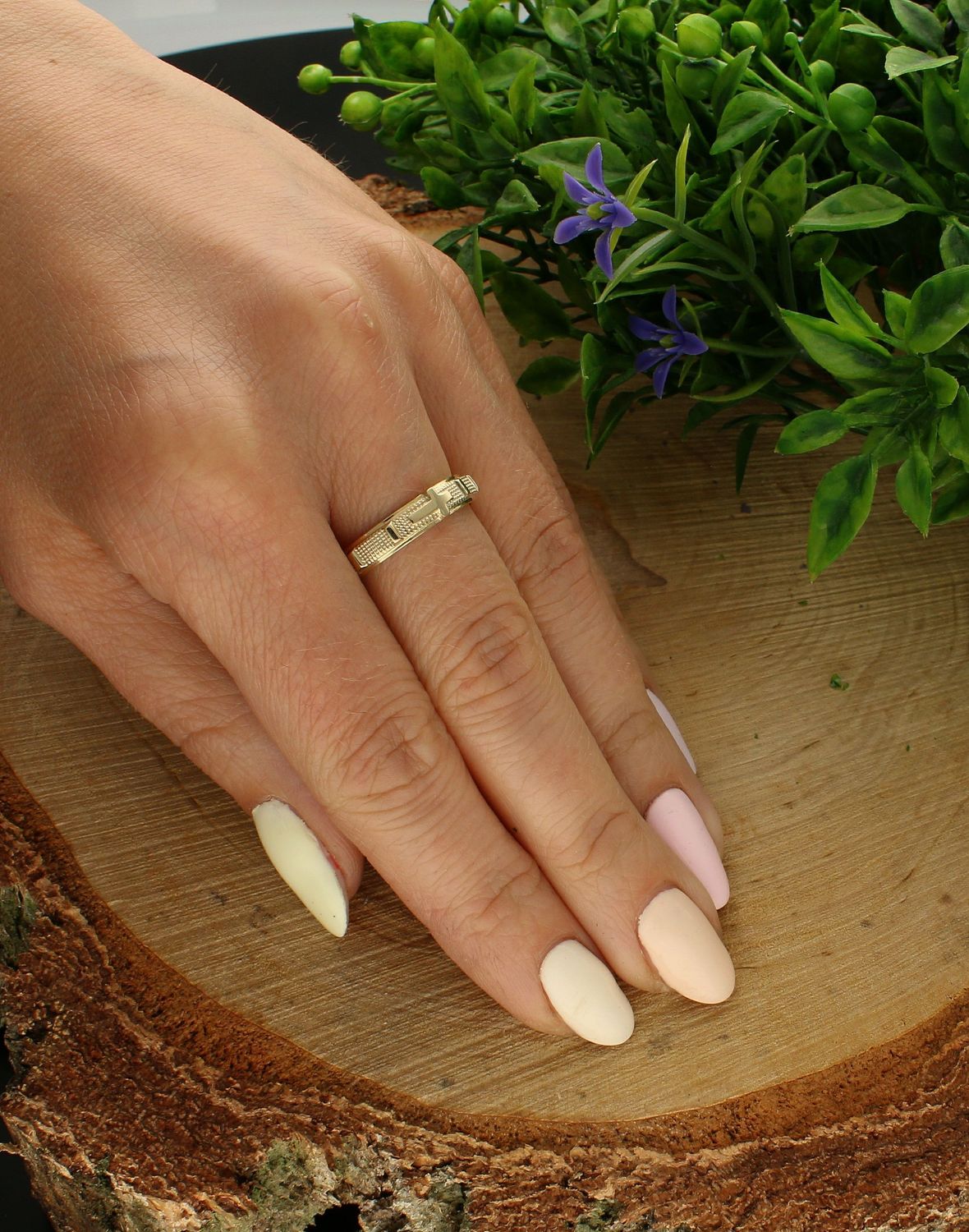 Złoty pierścionek 333 grawerowany z ozdobnym krzyżykiem. Złoty pierścionek grawerowany. Złoty pierścionek obrączka. Złoty pierścionek z żółtego złota. Pierścionek złoty damski. Pierścionek złoty idealny na prezent (2).jpg